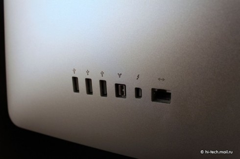 У Thunderbolt Display интересный дизайн из стекла. Соотношения сторон экрана 16:9, в нем стоит матрица IPS, которая обеспечивает хорошее качество изображения и широкий угол обзора в 178 градусов. Этот дисплей имеет встроенный адаптер питания MagSafe для подзарядки ноутбуков Mac, три порта USB 2.0, один порт FireWire 800, один порт Gigabit Ethernet, а также порт Thunderbolt для подключения до пяти дополнительных устройств.