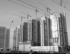За восемь месяцев стоимость московского жилья увеличилась на 30%, а количество желающих его приобрести упало на 50%. Чем ниже спрос, тем выше цены – нонсенс российского рынка, опровергающий все экономические законы. Эти и другие парадоксы отечественных особенностей экономики обсуждают на московской выставке-ярмарке «Недвижимость-2008» ведущие строительные и девелоперские компании. И пока аналитики рынка отказываются прогнозировать даже ближайшее будущее цен на жилье.